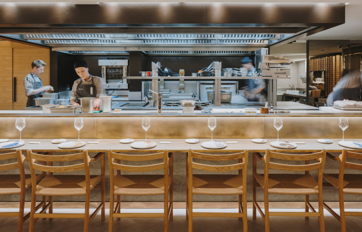 Comme une scène de théâtre, la cuisine ouverte est placée au centre de la salle.