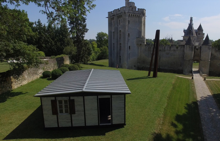 Cette maison démontable de Jean Prouvé a été exposée tout l’été dans le parc du donjon de Vez (Oise). Une initiative du commissaire-priseur Francis Briest, propriétaire des lieux et cofondateur d’Artcurial.