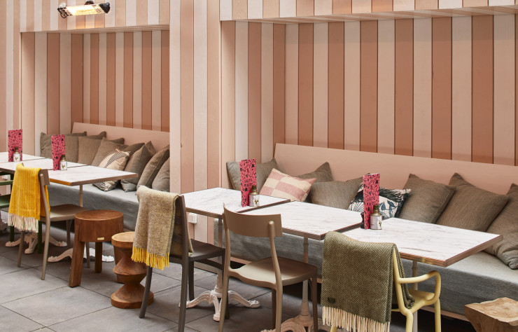 Accolée au restaurant et agrémentée d’un boulodrome, une généreuse terrasse incite à nouveau à la convivialité.