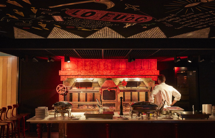 Au fond de l’espace de 269 m2, un grill argentin invite les cuisines à l’intérieur du restaurant.