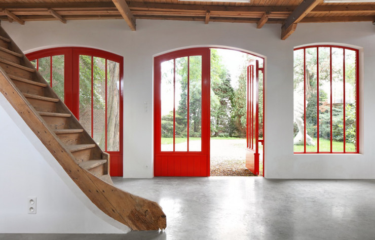 L’escalier d’origine, un des rares atouts préexistants avec l’enfilade de fenêtres.