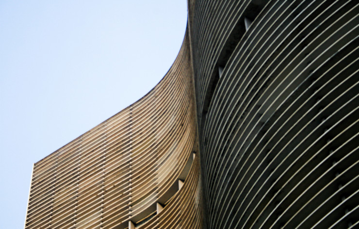 Achevé en 1966, l’Edifício Copan d’Oscar Niemeyer accueille environ 5 000 résidents, répartis sur 38 étages et 1 160 appartements.