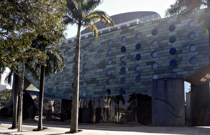L’hôtel Unique (2002) est devenu emblématique de l’œuvre de Ruy Othake et de la cartographie architecturale paulistienne.