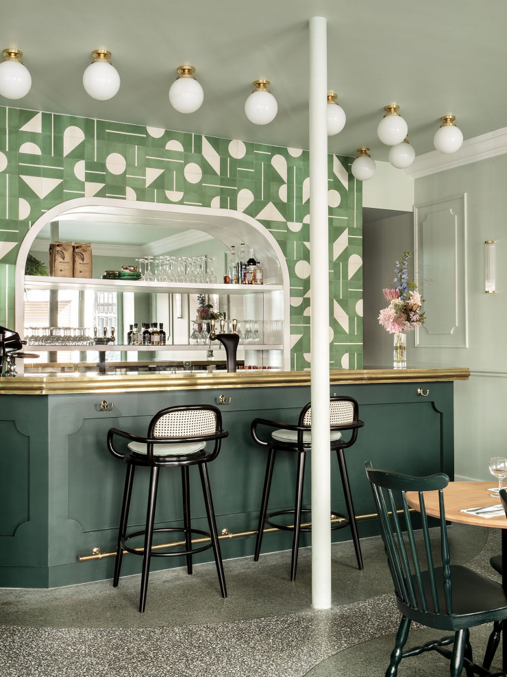 Le bistrot se joue des rondeurs : des luminaires aux assises, en passant par le bar.