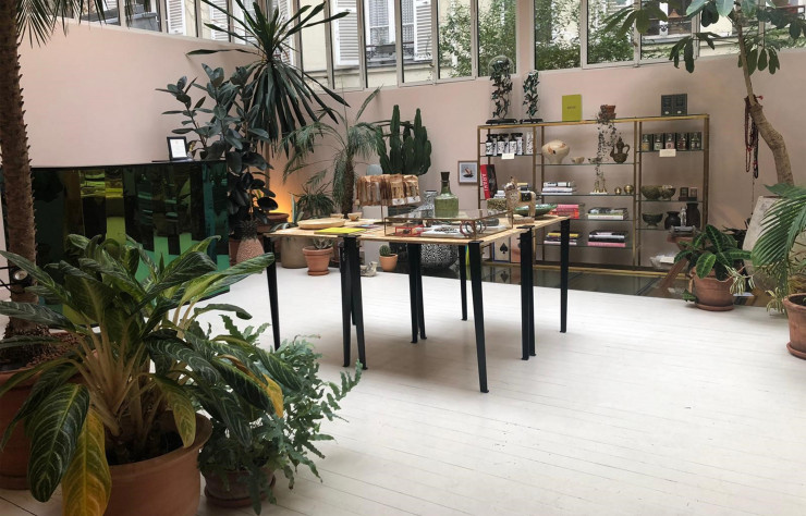 Le pop-up s’épanouit dans le décor hautement végétalisé de la Villa Rose.