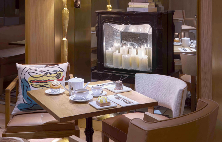 Dans le salon du rez-de-chaussée, on déguste les pâtisseries de Yann Couvreur devant la  cheminée placée là par Starck en hommage à celle de la garçonnière du designer italien Carlo Mollino (1905-1973).