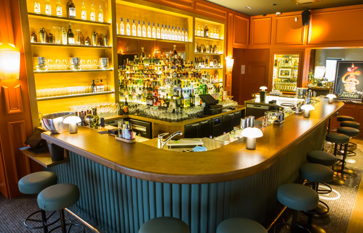 Derrière le bar, un mixologue aux doigts d’argent…