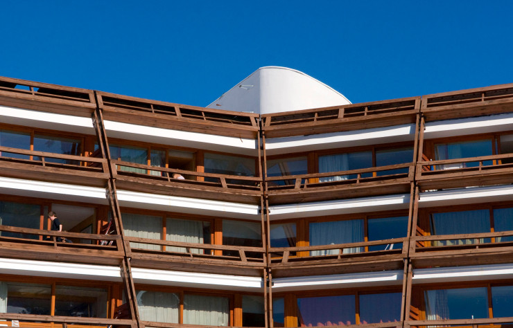 Les terrasses sont surélevées et décalées pour gagner en intimité.
