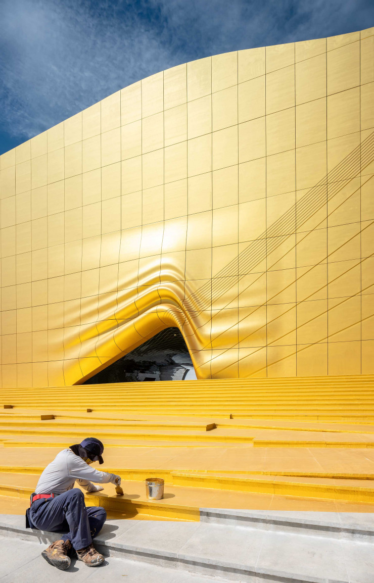 L’entrée de la discothèque Chroma se fait par un « pli » dans la façade.