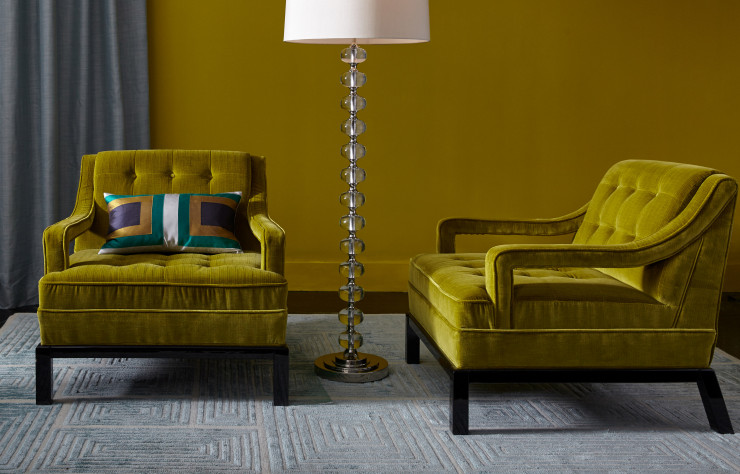Fauteuils « Doris » et luminaire « Claridge ».