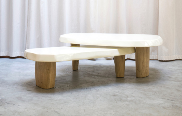La table « Duo Multilaque » en chêne massif, laqué sur le plateau, existe aussi en noir.