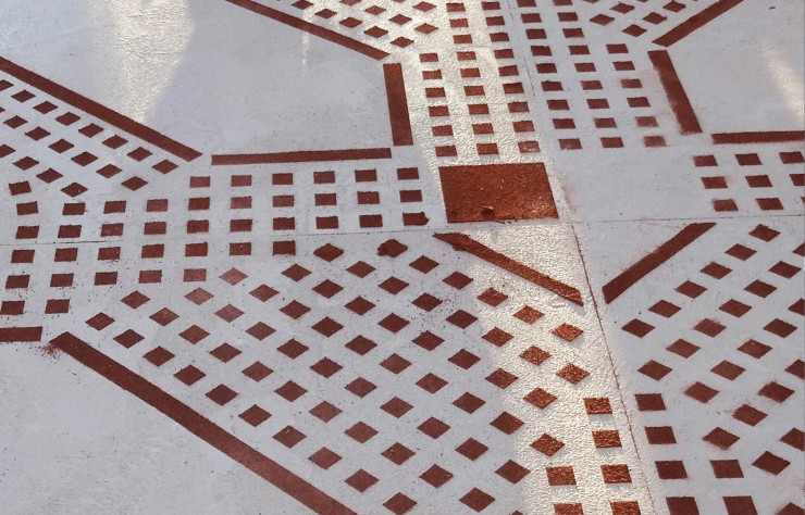 Béton décoratif réalisé avec un pigment de tuiles recyclées pour la réhabilitation de La Francis-André, maison de village à La Turbie, dans les Alpes-Maritimes (2017).