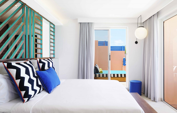 Plus sereines, les chambres sont tout de mêmes ponctuées des codes de l’hôtel.