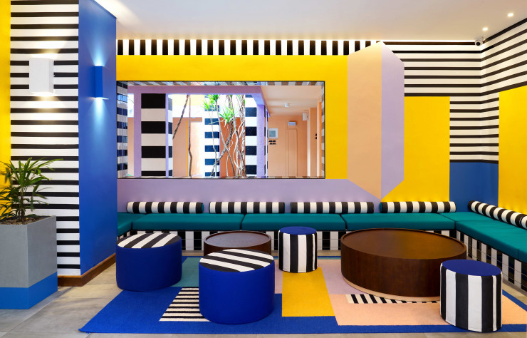 Couleurs pop et motifs graphiques envahissent littéralement l’espace.