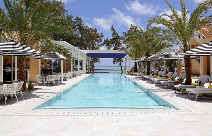 Outre celui de la piscine, deux bars se nichent sur le toit et sur la plage.