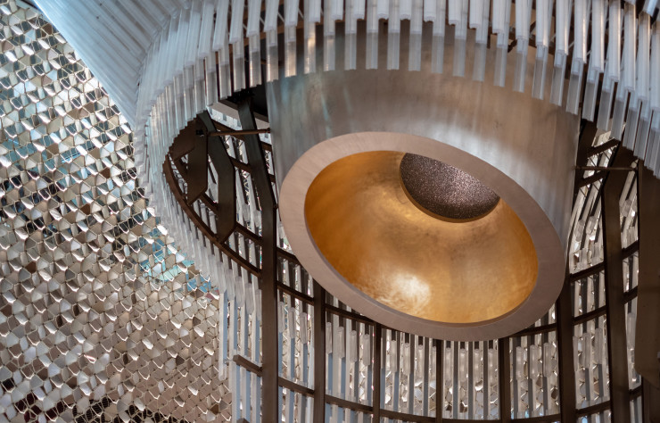 Le lustre, un véritable élément architectural conçu à l’échelle de l’atrium.