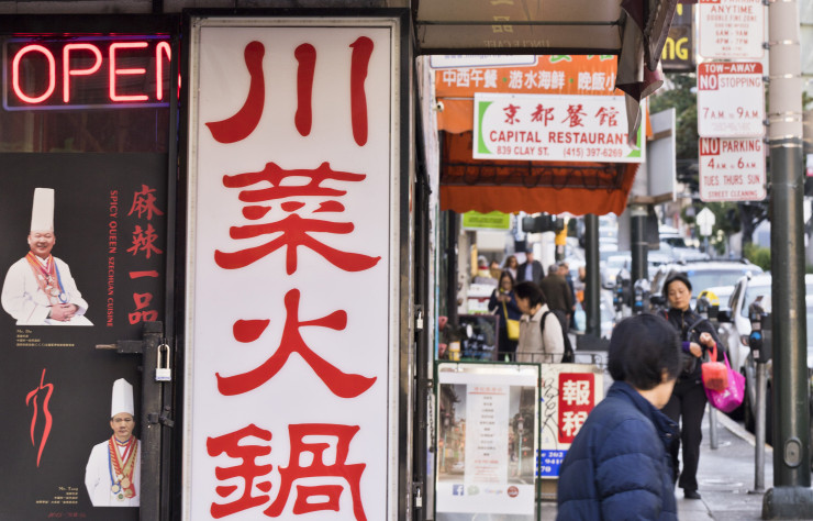 Partout dans le quartier, les enseignes bardées d’idéogrammes foisonnent, indiquant les salles de spectacle, les boutiques de babioles (fabriquées en Chine) et les restaurants asiatiques, qui font le bonheur des touristes (parmi lesquels de nombreux Chinois).