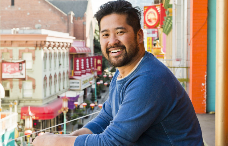 Brandon Jew est le chef et le propriétaire de Mister Jiu’s, le restaurant néo-cantonnais le plus à la mode du quartier.