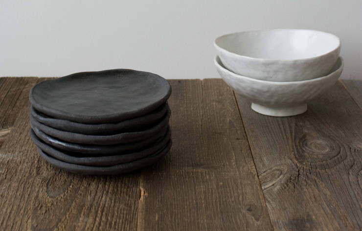 Assiettes en grès noir et bols en grès blanc de Judith Lasry.