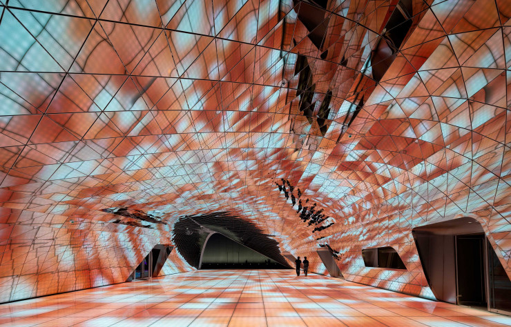 L’entrée de la boîte de nuit est un clin d’œil au Markthal, un marché réalisé par MVRDV à Rotterdam dont l’immense plafond est habillé de motifs.