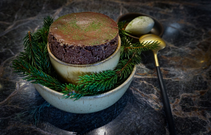 Soufflé au chocolat de Sao Tomé, crumble cacao amer et crème glacée au sapin.