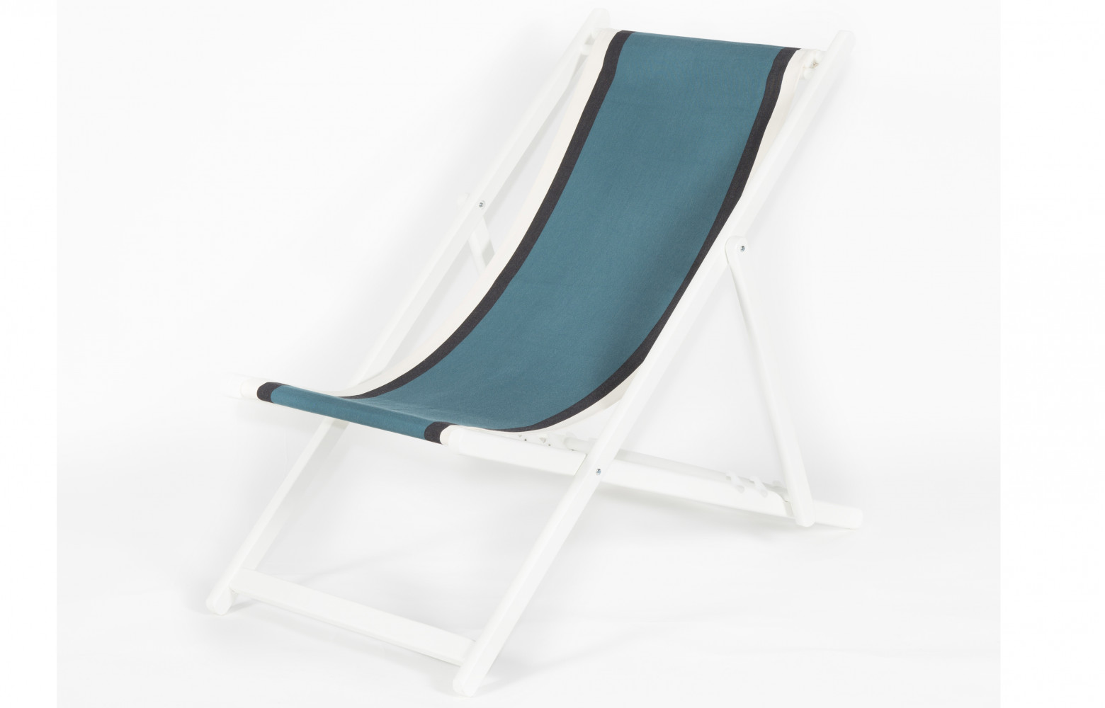 Transat habillé d'une élégante combinaison de bleu et de noir.