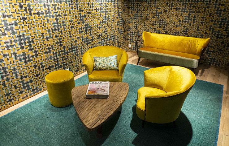 Un petit salon tout habillé en Elitis permet aux clients de s’isoler pour faire leur choix en toute quiétude.