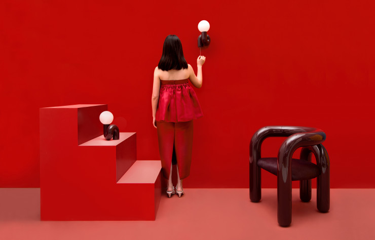 La lampe se décline également en applique et en modèle de table.