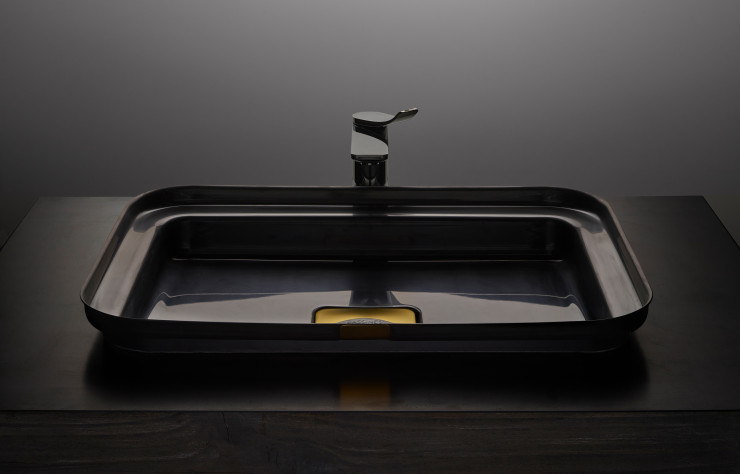 La collection « Narcisse rectangulaire » existe en couleurs cuivre, or, Inox et noir.