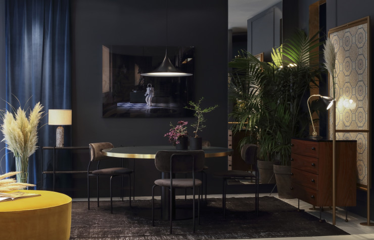Table Gubi 2.0, chaises Coco, suspension Semi, lampe Gravity (Gubi). Au mur, photographie de Vincent Fournier.