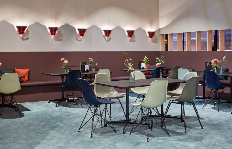 La présentation des « Eames Fiberglass Chairs » au Salon du meuble de Milan cette année.