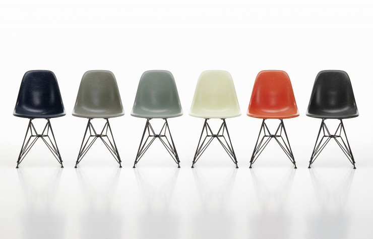 Cette réédition est allée piocher six coloris de la palette d’origine. De gauche à droite, Navy Blue, Raw Umber, Sea Foam Green, Parchment, Red Orange et Elephant Hide Grey, ici en version DSR avec le piétement dit « tour Eiffel ».