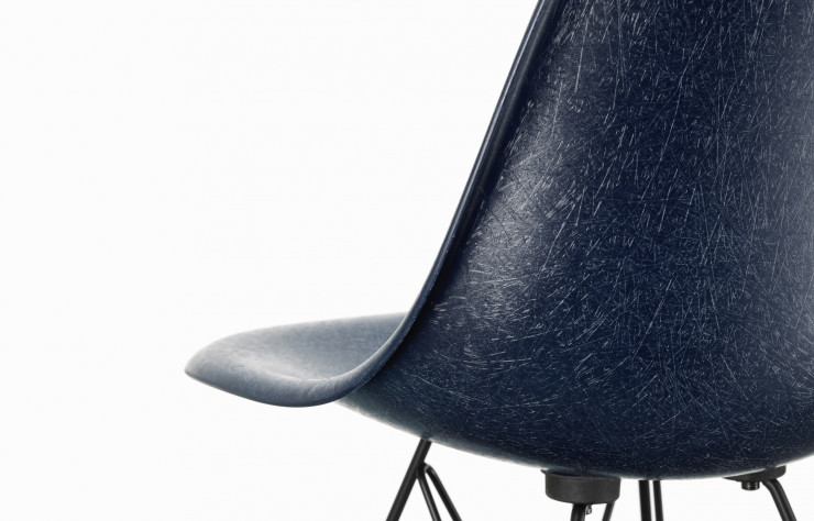 Selon le directeur de la conception chez Vitra, Eckart Maise, la fibre de verre « tire son charme d’une surface irrégulière et apparaît presque comme un matériau naturel grâce à ;ses filaments bien visibles ».