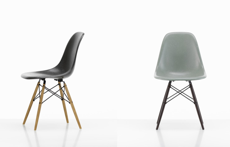 Renforcé par des croisillons métalliques, le piétement en bois se décline en plusieurs finitions.