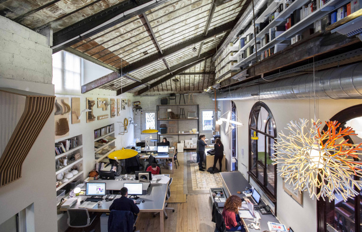 Il y a douze ans, les compères ont installé leur atelier dans une ancienne fabrique de biscuits du quartier de Poblenou, à Barcelone. Les créatifs de Lagranja évoluent désormais dans un open-space baigné de lumière zénithale.