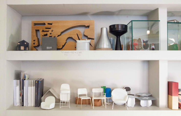 Dans un recoin, un espace inspirationnel mêle miniatures, maquettes, souvenirs…