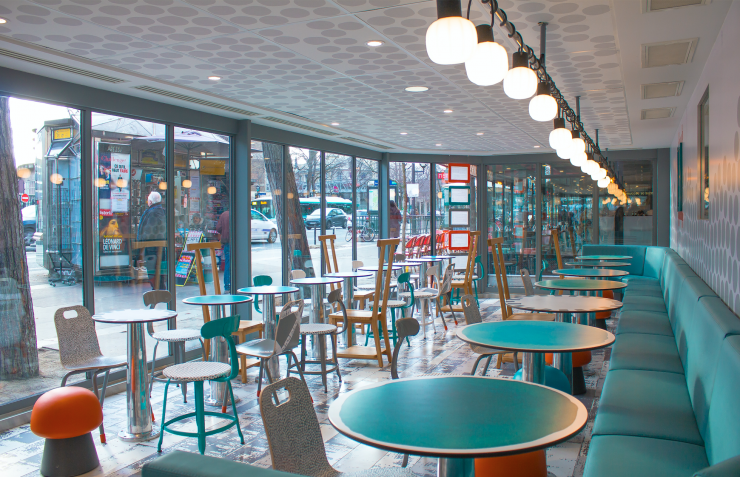 Conçues pour l’outdoor, les lampes « Kiki » donnent des airs de terrasse à la salle du rez-de-chaussée.