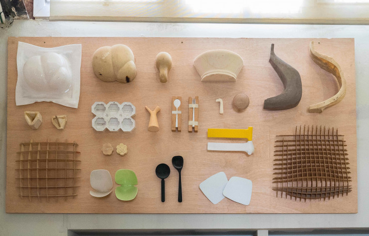 Au mur, un tableau accueille des maquettes et prototypes de projets en cours ou passés…