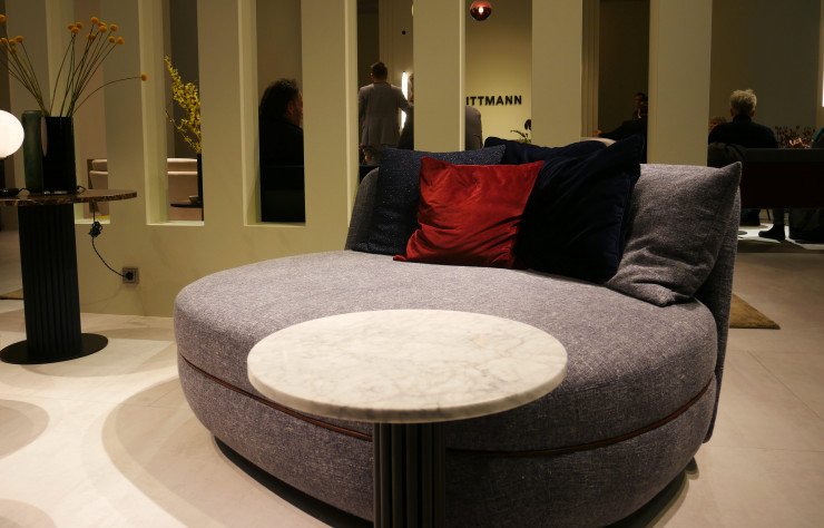 Sur le stand Wittmann, le canapé Miles de Sebastian Herkner.