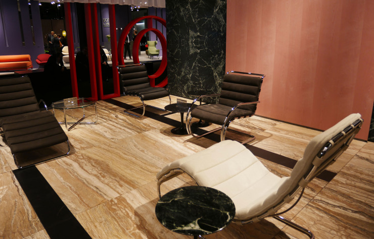 Sur son stand, Knoll célèbre lui aussi le Bauhaus à l’occasion du 100e anniversaire du mouvement.