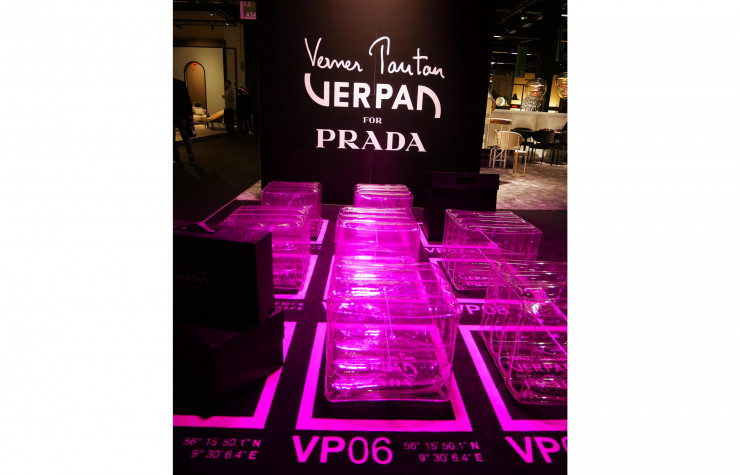 Le stand Verpan et ses Inflatable Stool alignés.