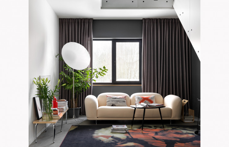 Un petit salon a été aménagé sous l’escalier. Canapé Cloud et tapis de Marcel Wanders (Moooi/Moooi Carpets).