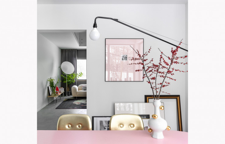 Des Golden Chair de Nika Zupanc (Moooi) cernent la table à manger. Lampe Potence de Jean Prouvé (Vitra). Vase Delft Blue No II de Marcel Wanders (Moooi).