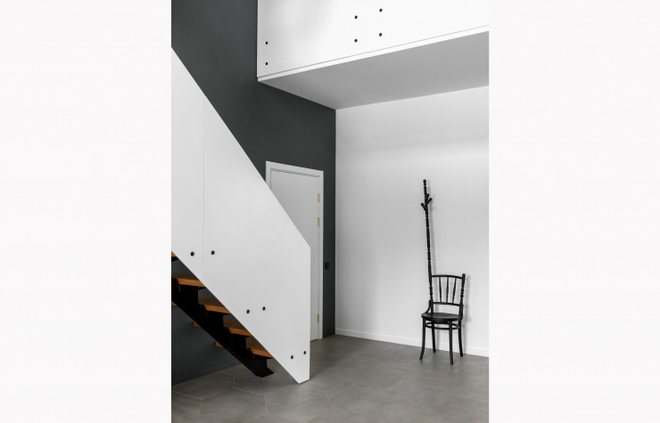 Une Extension Chair (Moooi) trône seule au pied de l’escalier.