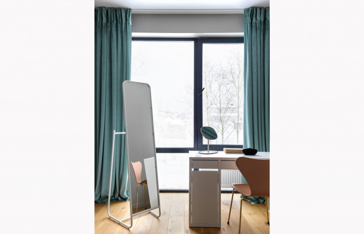 La maison a été conçue pour que le regard plonge dans la nature environnante. Chaise Serie 7 d’Arne Jacobsen (Fritz Hansen).