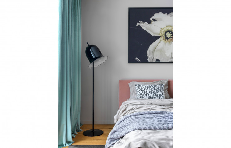 En plus de ses indéniables qualités esthétiques, la lampe Lolita signée Nika Zupanc (Moooi) offre aussi un excellent confort de lecture. Lit B&B Italia.