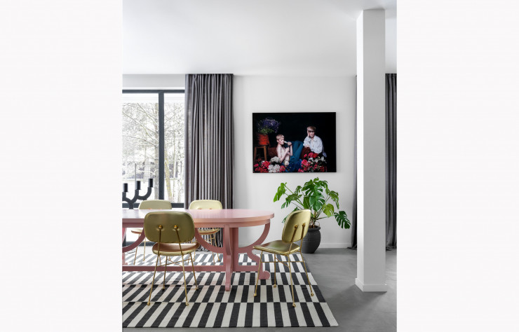 La Paper Table de Studio Job impose sa présence dans le séjour.