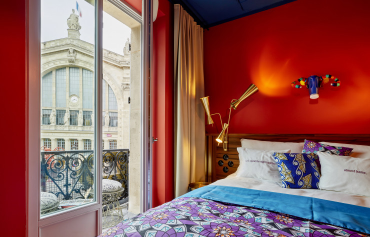 Le 25Hours Hotel est implanté juste en face de la Gare du Nord.