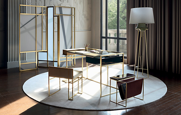Secrétaire, chaise, porte-revues et paravent « Paris Paname », et lampadaire Paris Sunset, le tout dans la collection « Nouveaux Classiques » de Bruno Moinard (Roche Bobois).