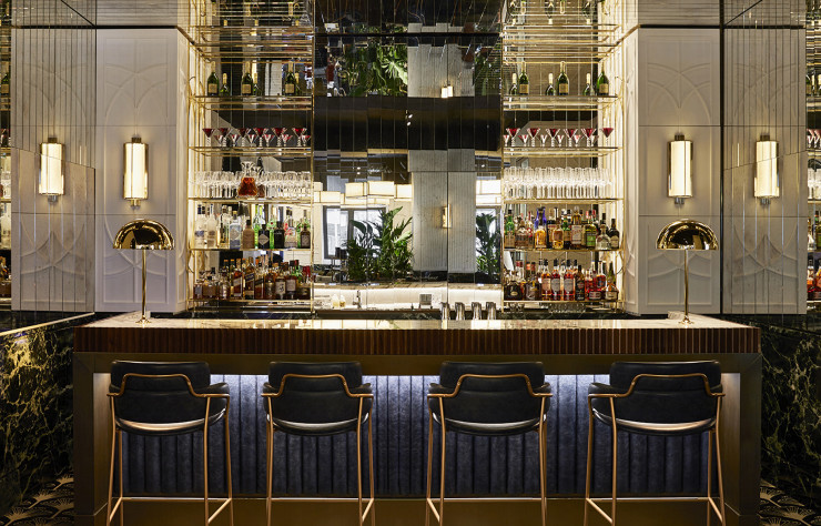 Au bar aussi, le raffinement et le sur-mesure sont à l’honneur, notamment avec des services Baccarat et une carte de cocktails exclusifs.